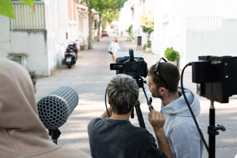 En la imagen del formulario de contacto ACT Madrid se muestra una fotografía de rodaje